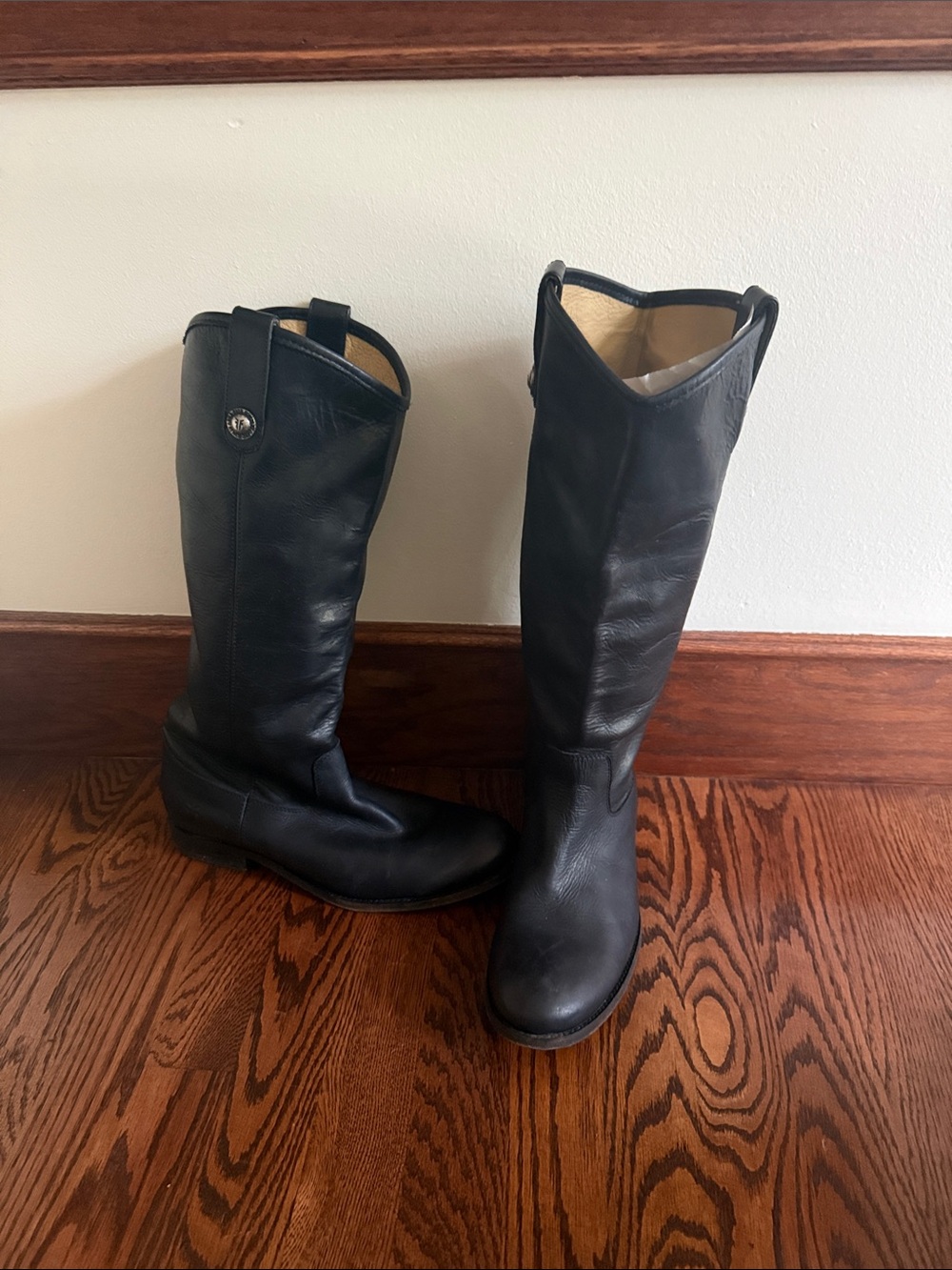 Frye Black Leather -Knee Pull-On Boots size 10
Good condition …silver logo butto